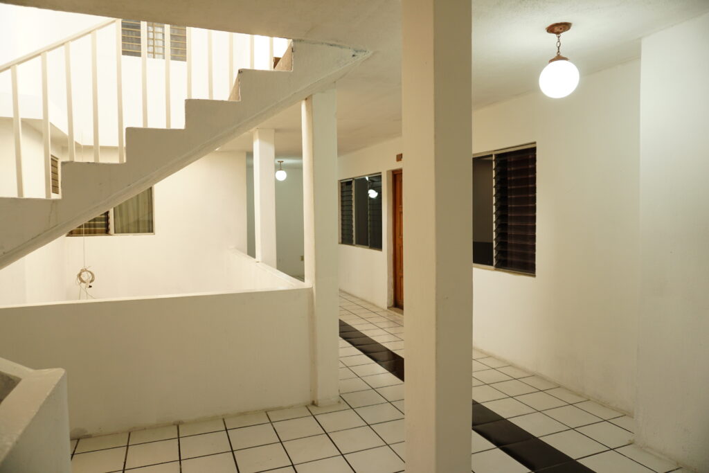 white rooms left